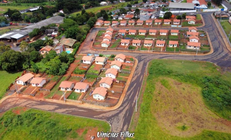 Famílias que viviam em áreas de risco em Sengés recebem casa própria