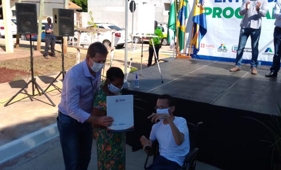 Famílias de Guaíra que residiam em condições precárias recebem novas moradias