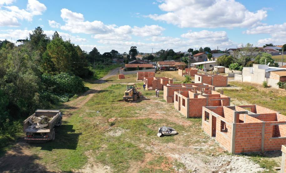 Novas casas em Rio Azul vão atender famílias com renda de até três salários mínimos