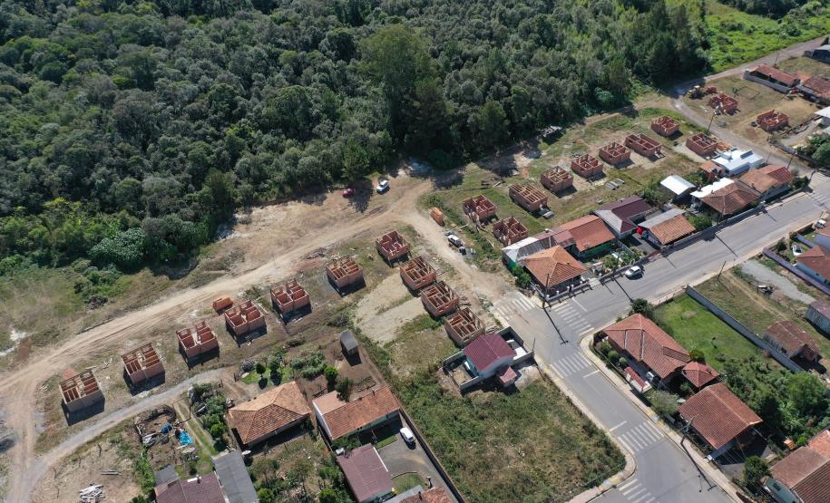 Novas casas em Rio Azul vão atender famílias com renda de até três salários mínimos