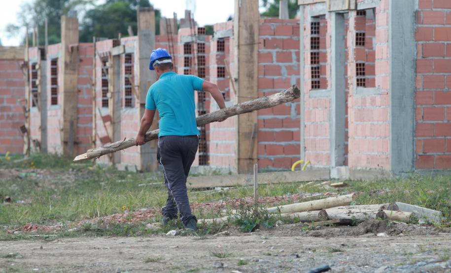Novas casas em Rio Azul vão atender famílias com renda de até três salários mínimos