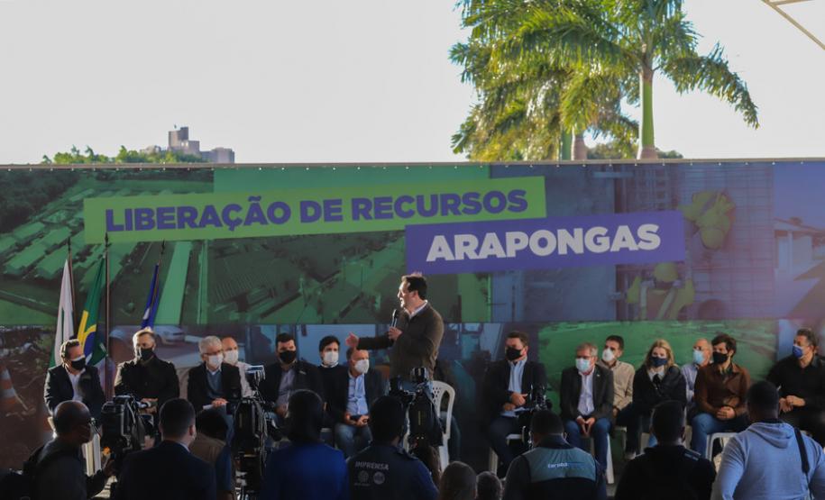 Governador anuncia construção de 1.479 casas e um condomínio de idosos para Arapongas