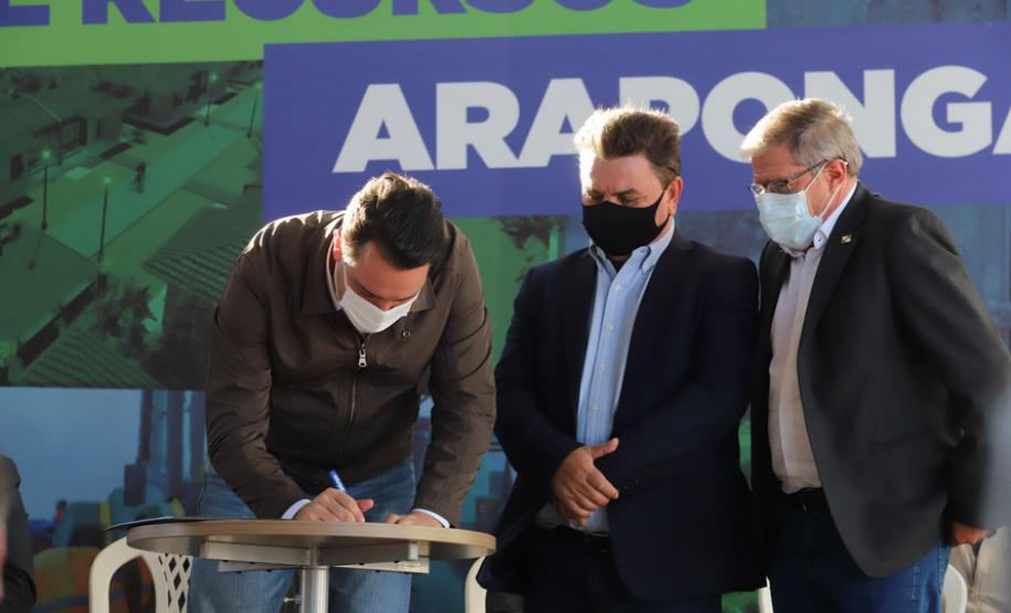 Governador anuncia construção de 1.479 casas e um condomínio de idosos para Arapongas