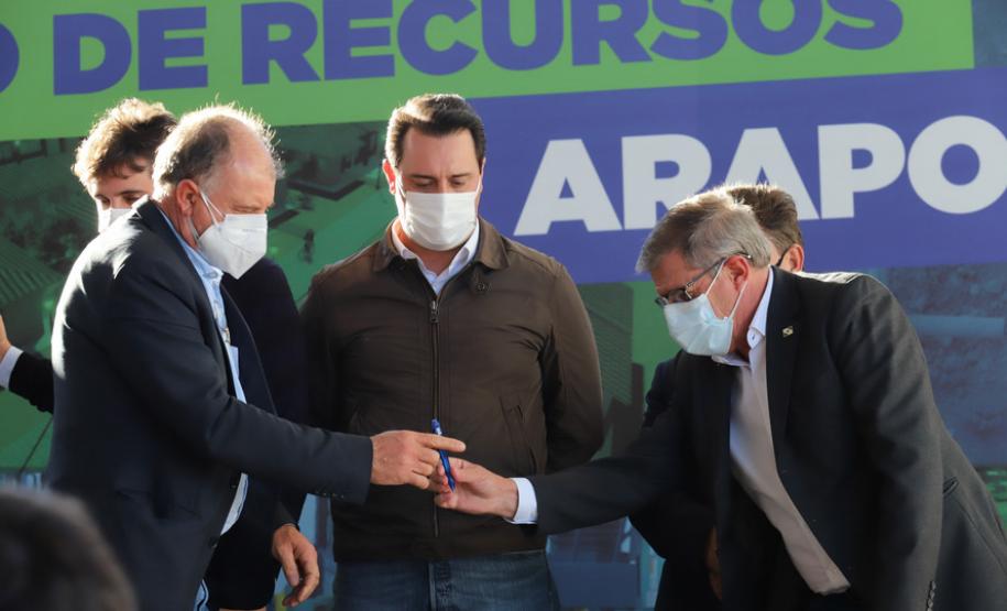 Governador anuncia construção de 1.479 casas e um condomínio de idosos para Arapongas