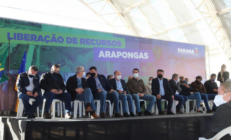 Governador anuncia construção de 1.479 casas e um condomínio de idosos para Arapongas