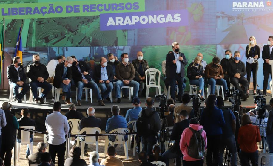 Governador anuncia construção de 1.479 casas e um condomínio de idosos para Arapongas