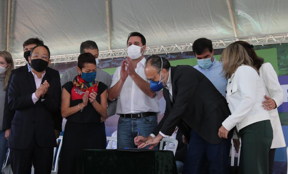 Governador autoriza condomínio para idosos e lança construção de 643 casas em Londrina