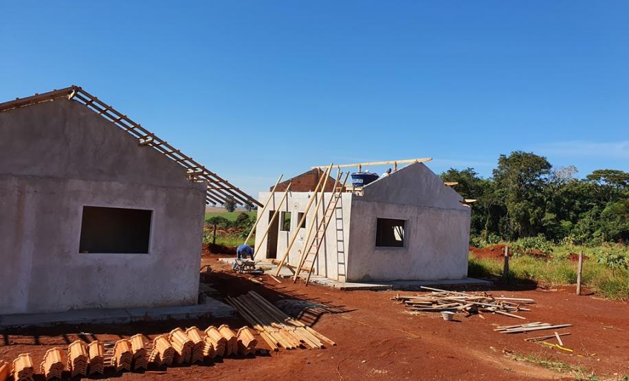 Construção de 41 casas populares em Jardim Alegre chega a 65% de execução