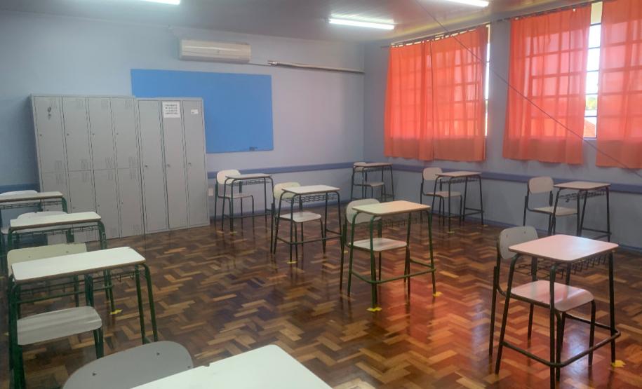 Escola em Santa Izabel do Oeste recebe nova quadra poliesportiva