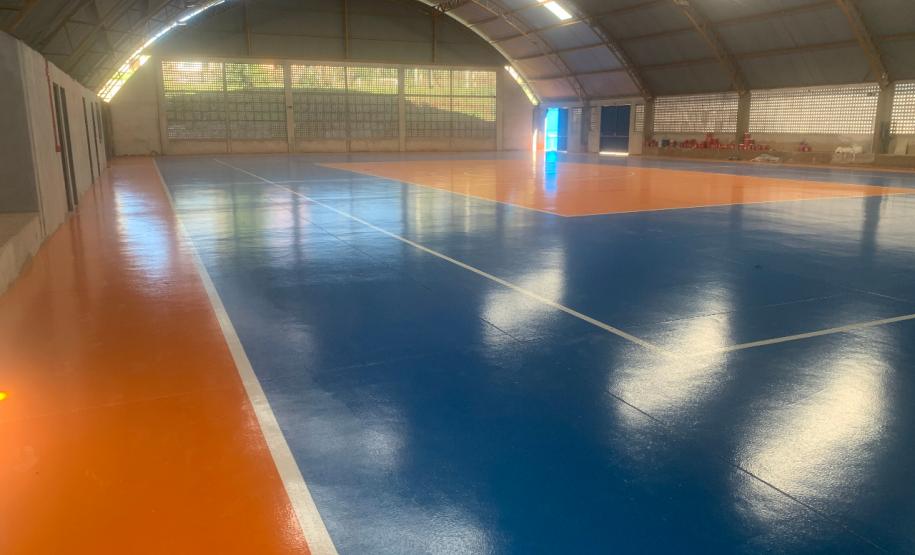 Escola em Santa Izabel do Oeste recebe nova quadra poliesportiva