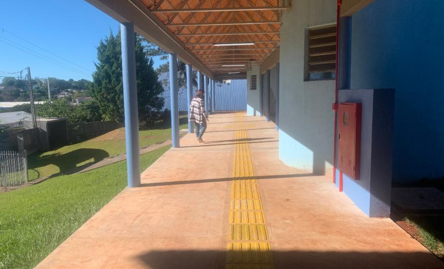 Escola em Santa Izabel do Oeste recebe nova quadra poliesportiva