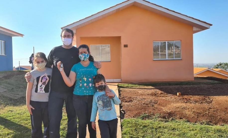 Chaves da casa própria são entregues a 30 famílias de Anahy, na região Oeste