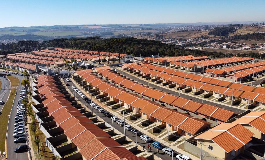 Em Ponta Grossa, governador entrega 454 casas e destaca trabalho intenso pela habitação