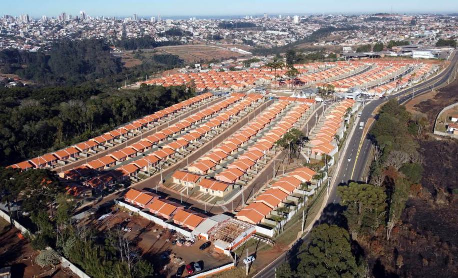 Em Ponta Grossa, governador entrega 454 casas e destaca trabalho intenso pela habitação