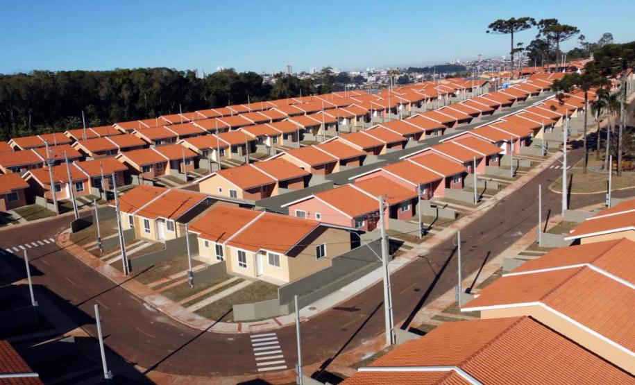 Em Ponta Grossa, governador entrega 454 casas e destaca trabalho intenso pela habitação