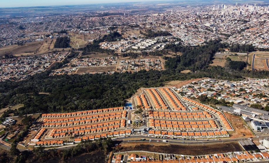Em Ponta Grossa, governador entrega 454 casas e destaca trabalho intenso pela habitação