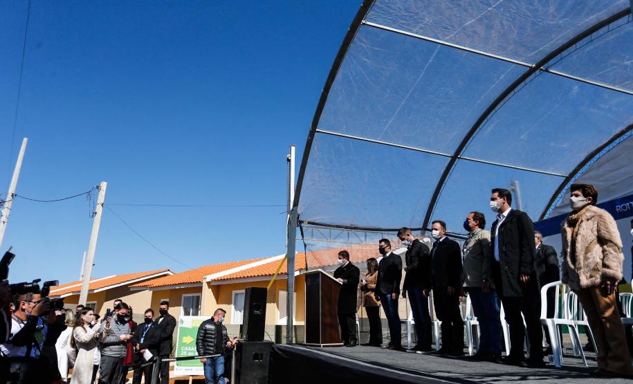 Em Ponta Grossa, governador entrega 454 casas e destaca trabalho intenso pela habitação