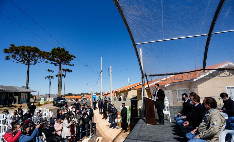 Em Ponta Grossa, governador entrega 454 casas e destaca trabalho intenso pela habitação
