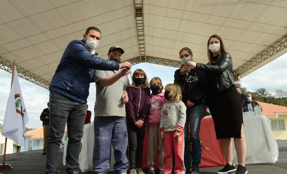 amílias de São João do Triunfo recebem chaves da casa própria