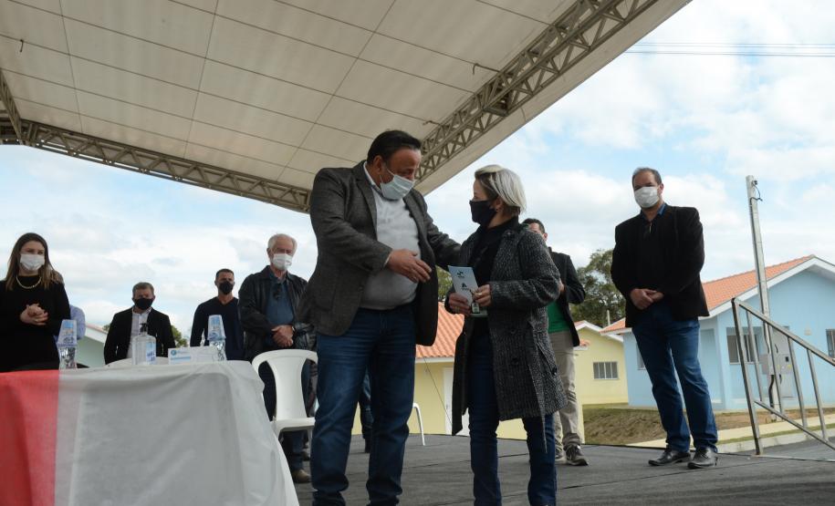 amílias de São João do Triunfo recebem chaves da casa própria