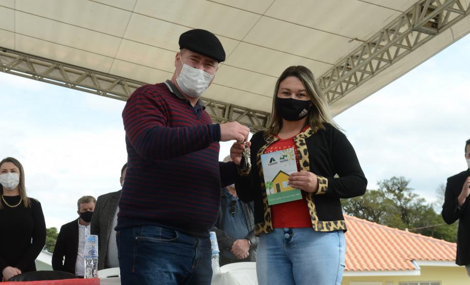 amílias de São João do Triunfo recebem chaves da casa própria