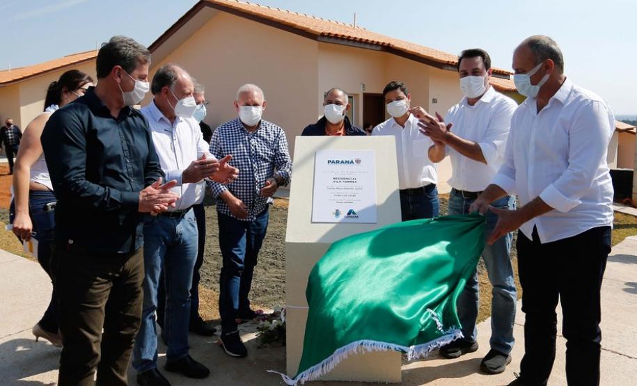 Governador entrega chaves da casa própria a 25 famílias de Prudentópolis