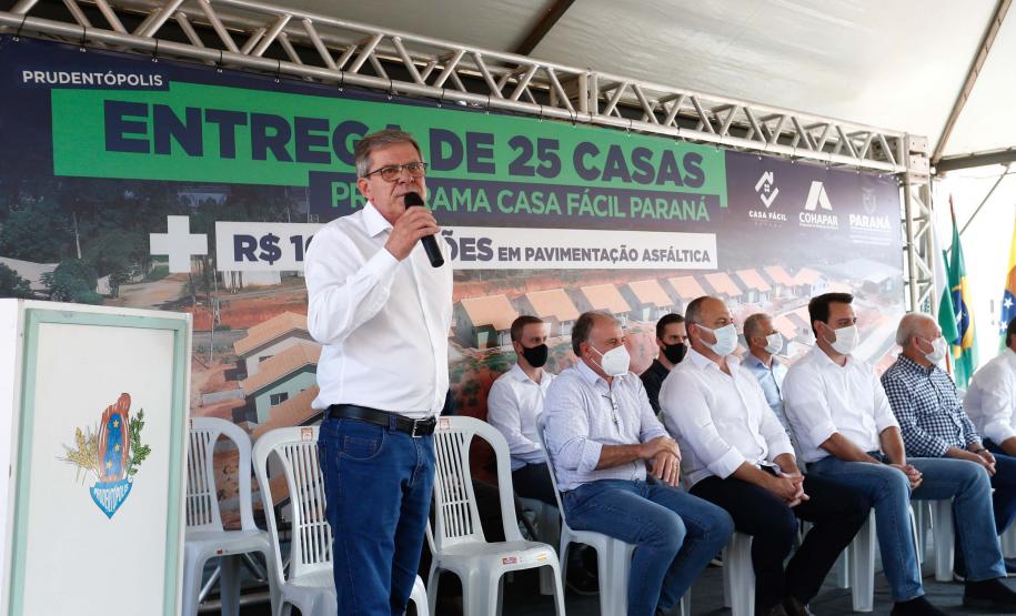 Governador entrega chaves da casa própria a 25 famílias de Prudentópolis