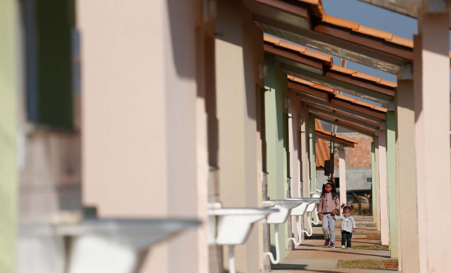 Governador entrega chaves da casa própria a 25 famílias de Prudentópolis