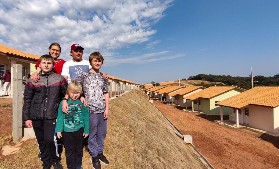 Governador entrega chaves da casa própria a 25 famílias de Prudentópolis