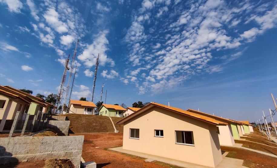 Governador entrega chaves da casa própria a 25 famílias de Prudentópolis
