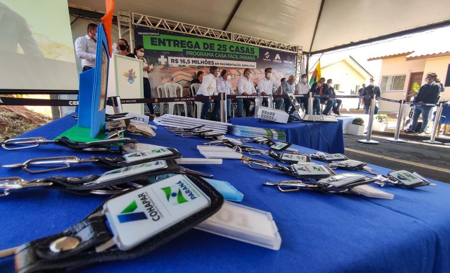 Governador entrega chaves da casa própria a 25 famílias de Prudentópolis