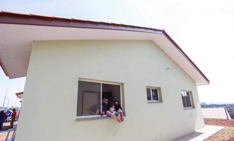 Governador entrega chaves da casa própria a 25 famílias de Prudentópolis