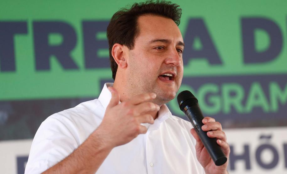 Governador entrega chaves da casa própria a 25 famílias de Prudentópolis