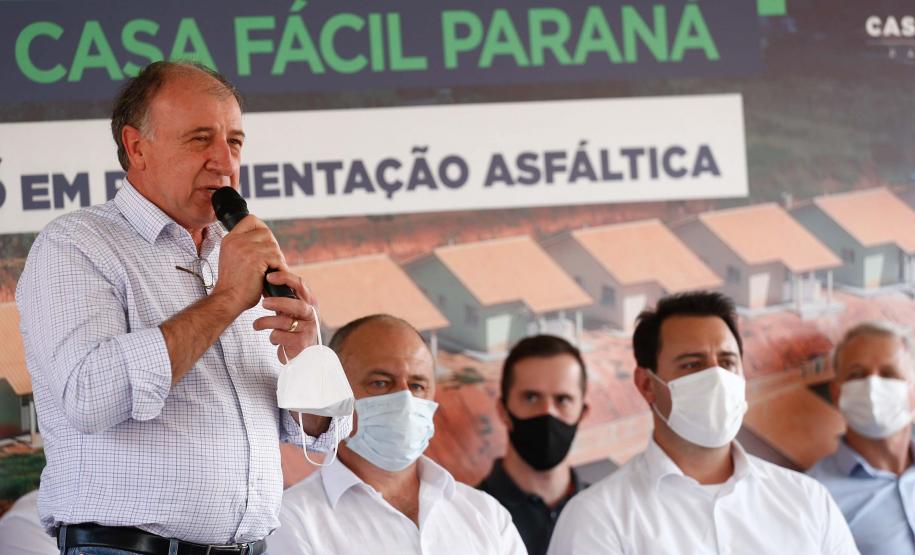 Governador entrega chaves da casa própria a 25 famílias de Prudentópolis