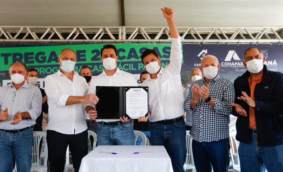 Governador entrega chaves da casa própria a 25 famílias de Prudentópolis