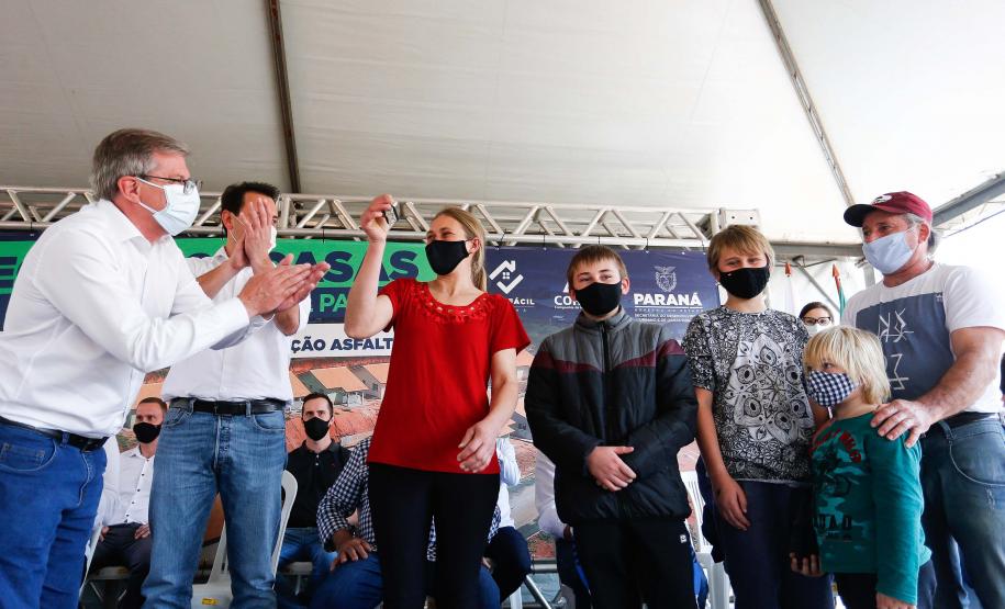 Governador entrega chaves da casa própria a 25 famílias de Prudentópolis