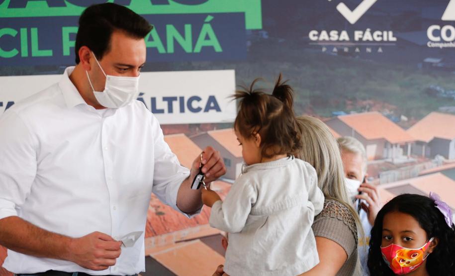 Governador entrega chaves da casa própria a 25 famílias de Prudentópolis