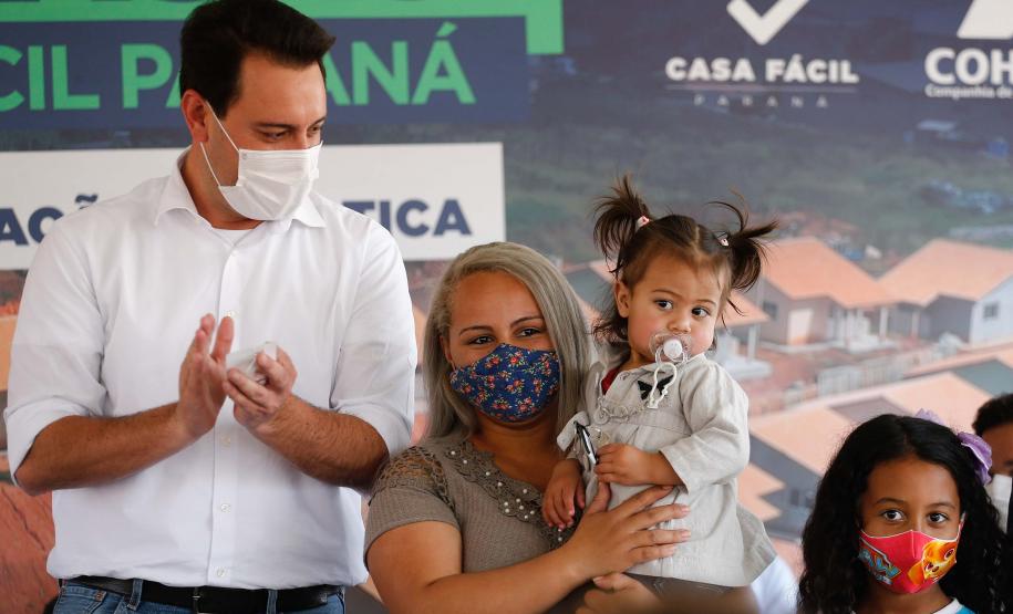 Governador entrega chaves da casa própria a 25 famílias de Prudentópolis