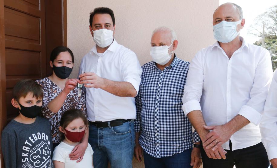 Governador entrega chaves da casa própria a 25 famílias de Prudentópolis