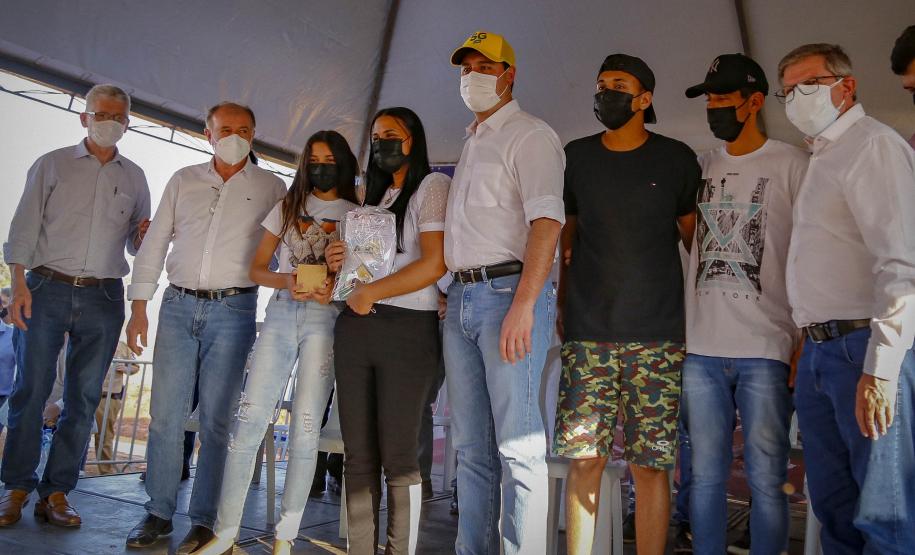 Famílias de Flórida recebem 32 casas concedidas gratuitamente pelo Governo do Estado