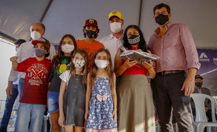 Famílias de Flórida recebem 32 casas concedidas gratuitamente pelo Governo do Estado