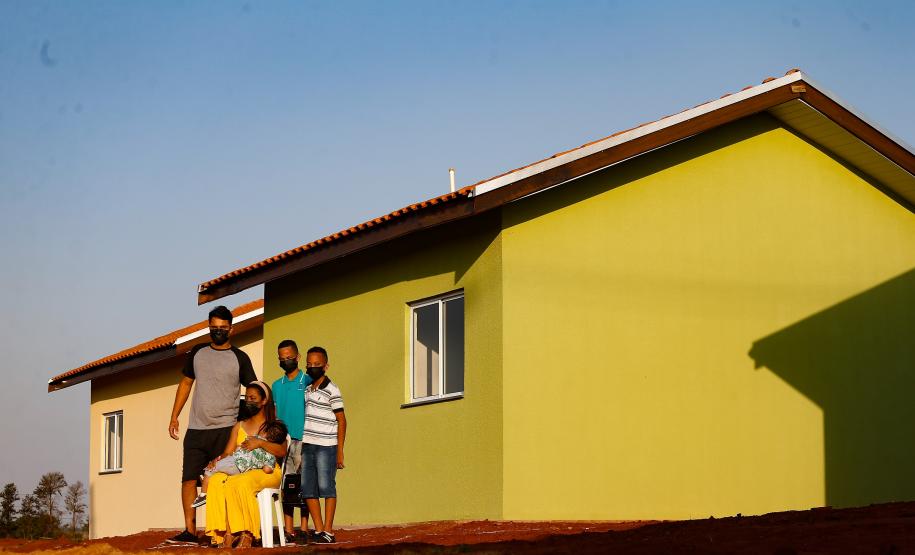 Famílias de Flórida recebem 32 casas concedidas gratuitamente pelo Governo do Estado