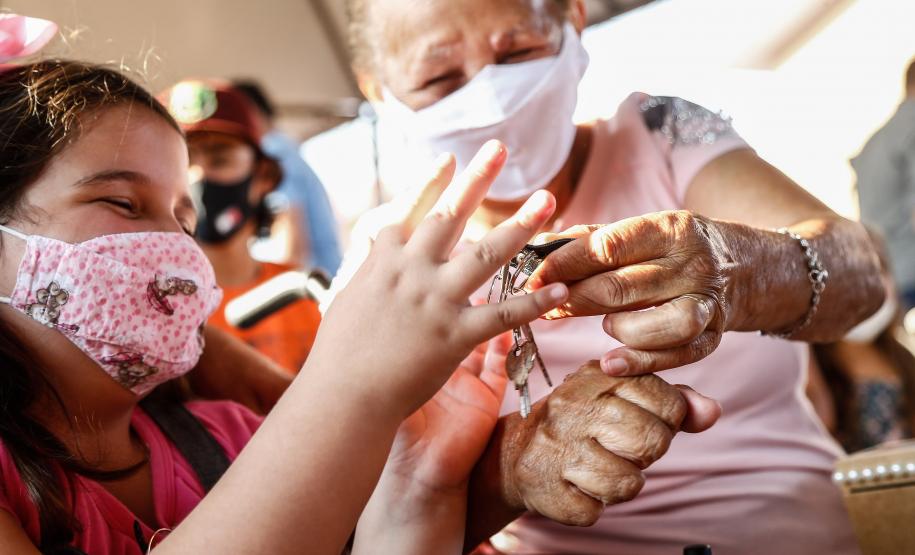Famílias de Flórida recebem 32 casas concedidas gratuitamente pelo Governo do Estado