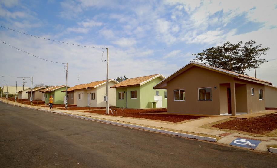 Em Centenário do Sul, governador entrega casas populares e libera R$ 3,15 milhões em recursos