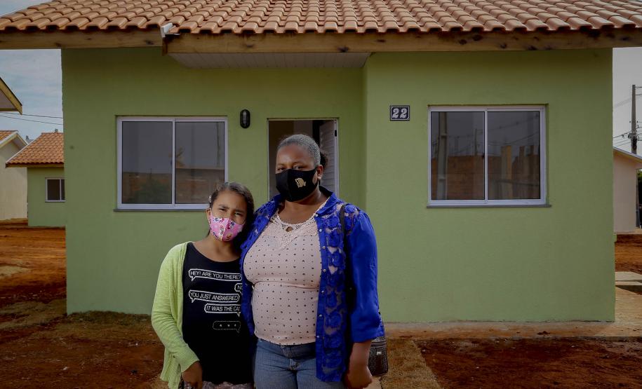 Em Centenário do Sul, governador entrega casas populares e libera R$ 3,15 milhões em recursos