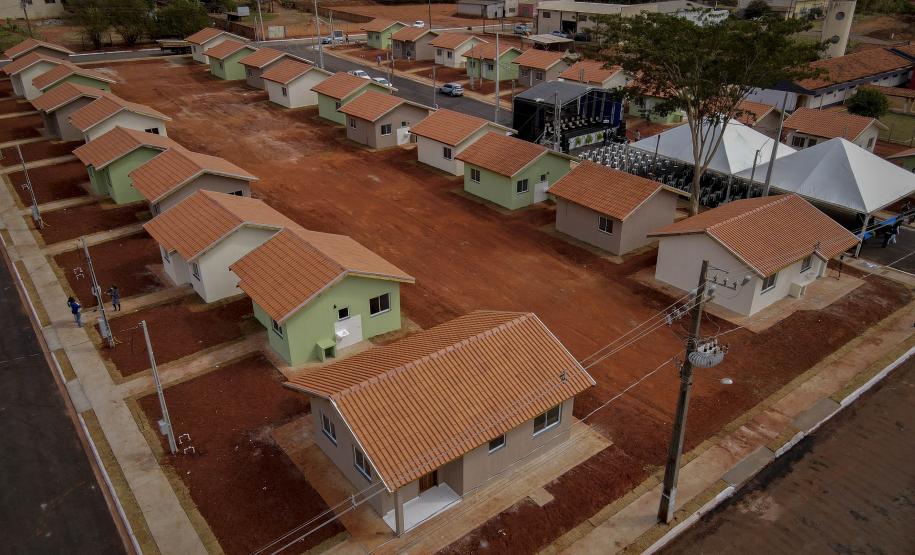 Em Centenário do Sul, governador entrega casas populares e libera R$ 3,15 milhões em recursos