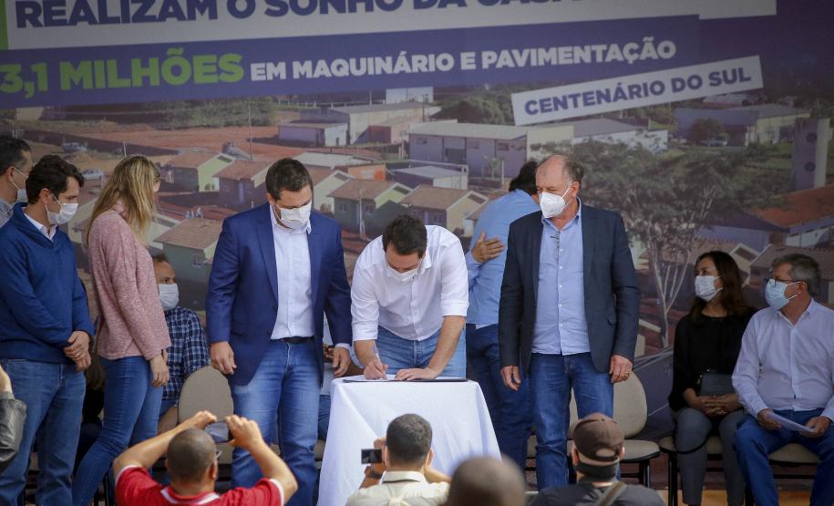 Em Centenário do Sul, governador entrega casas populares e libera R$ 3,15 milhões em recursos