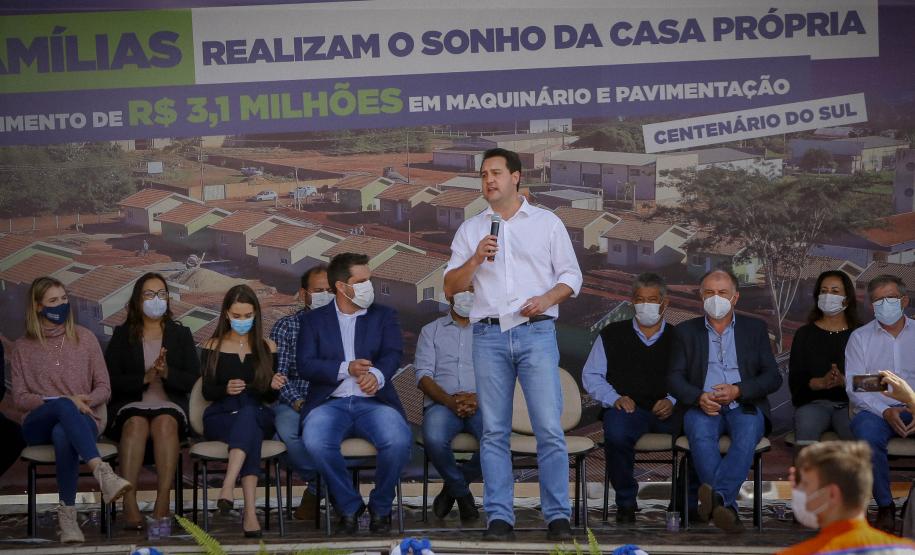 Em Centenário do Sul, governador entrega casas populares e libera R$ 3,15 milhões em recursos