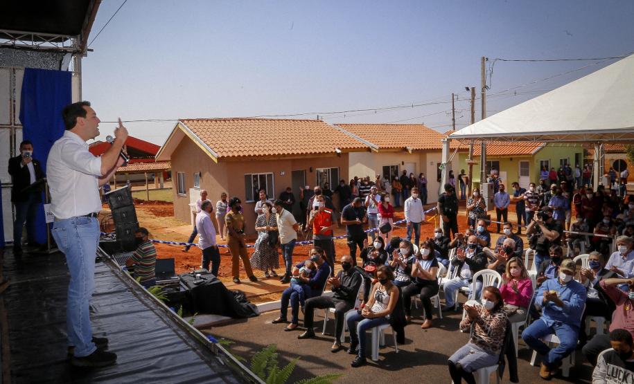 Em Centenário do Sul, governador entrega casas populares e libera R$ 3,15 milhões em recursos