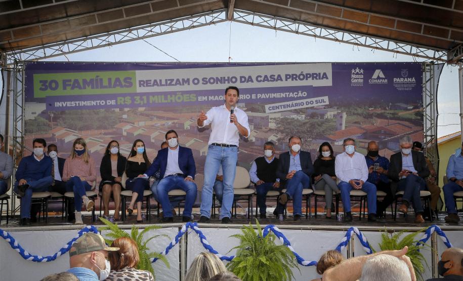 Em Centenário do Sul, governador entrega casas populares e libera R$ 3,15 milhões em recursos
